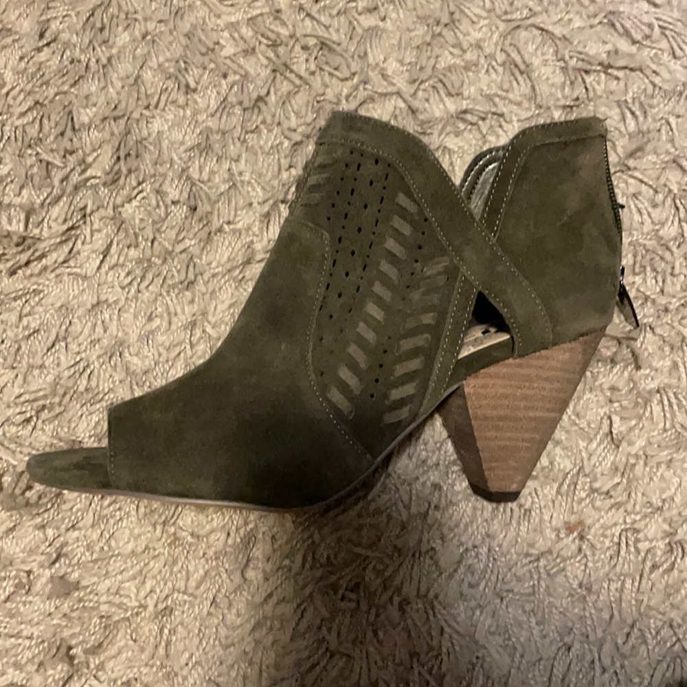 Vince Camuto Ebelin Army Green bootie SZ 8.5